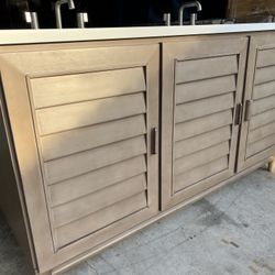 Luxury James Martin Double Bathroom Vanity Set – Quartz Top – Mirror + Light Included