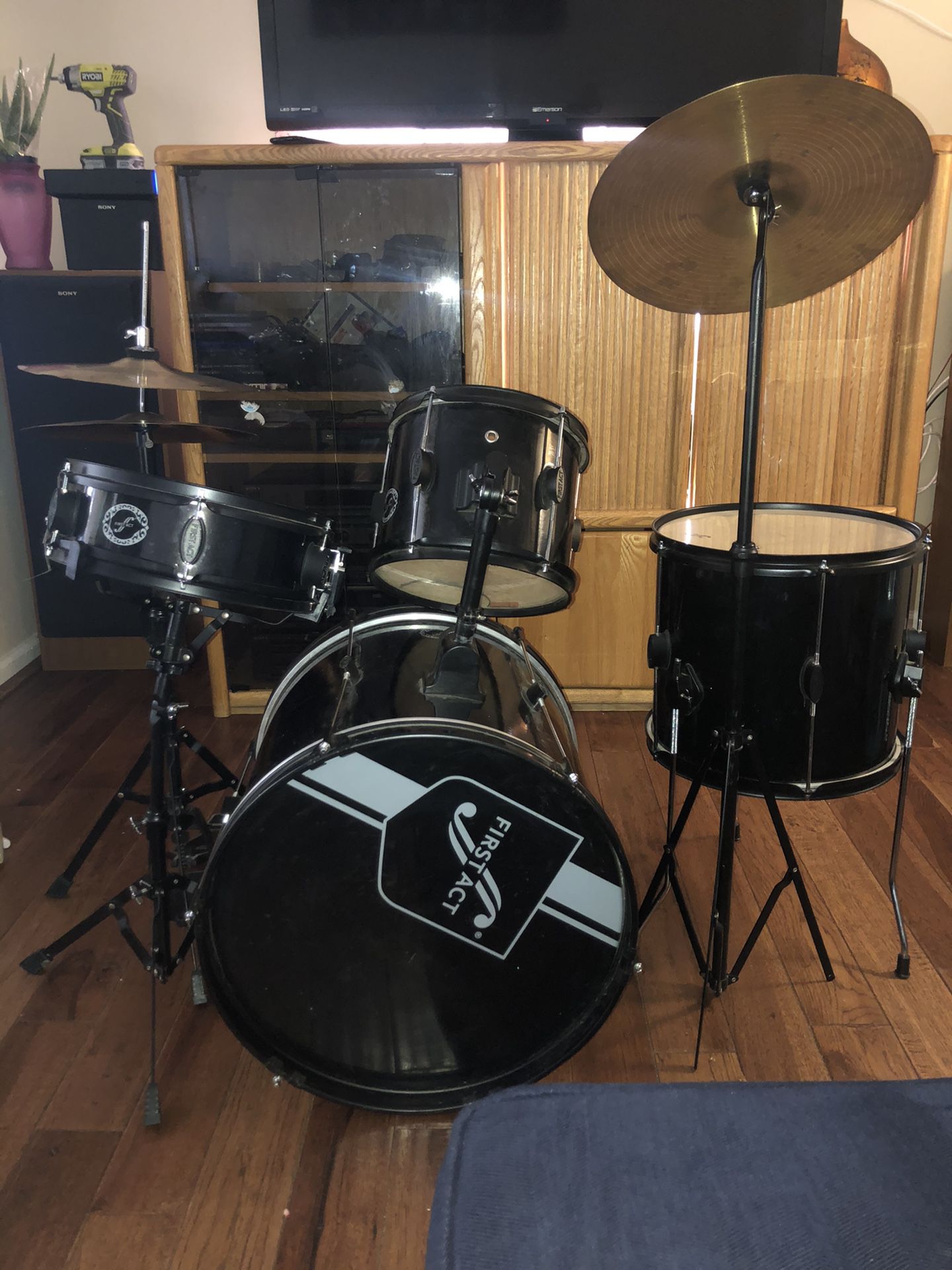 FIRST ACT 6 PIECE DRUM SET ( ONLY USED ONCE ) MAKE AN OFFER
