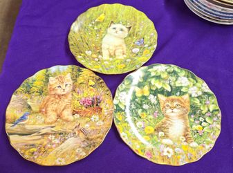 Set of 3 Bradford Exchange Purr-fect Companions porcelain collector plates featuring  kittens, birds and butterflies in  garden scenes. A68M010