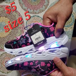 New - Girls Light Up Shoes - Size 5