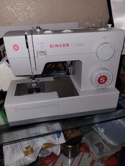 Singer Classic Sewing Machine/ Maquina de coser