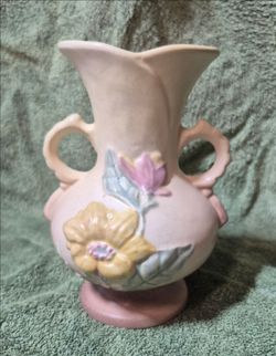 Vintage 1940 era Hull Magnolia Art Vase
