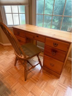 Table with 7 drawers and 2 chairs