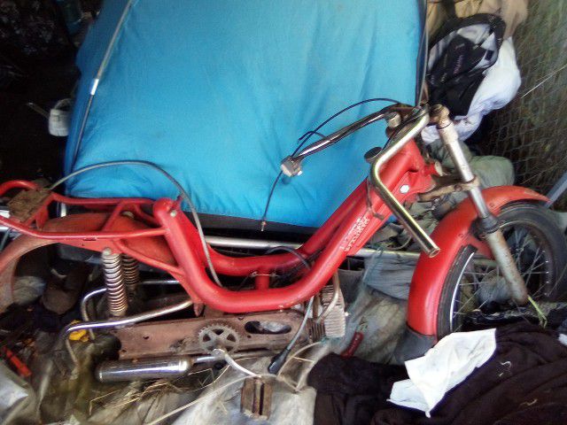 Vintage Vespa Piaggio Gas Pwr Peddle Bike. 