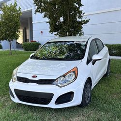 2013 KIA Rio Only 280000 Millas 