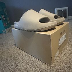 Yeezy Slides “bone”