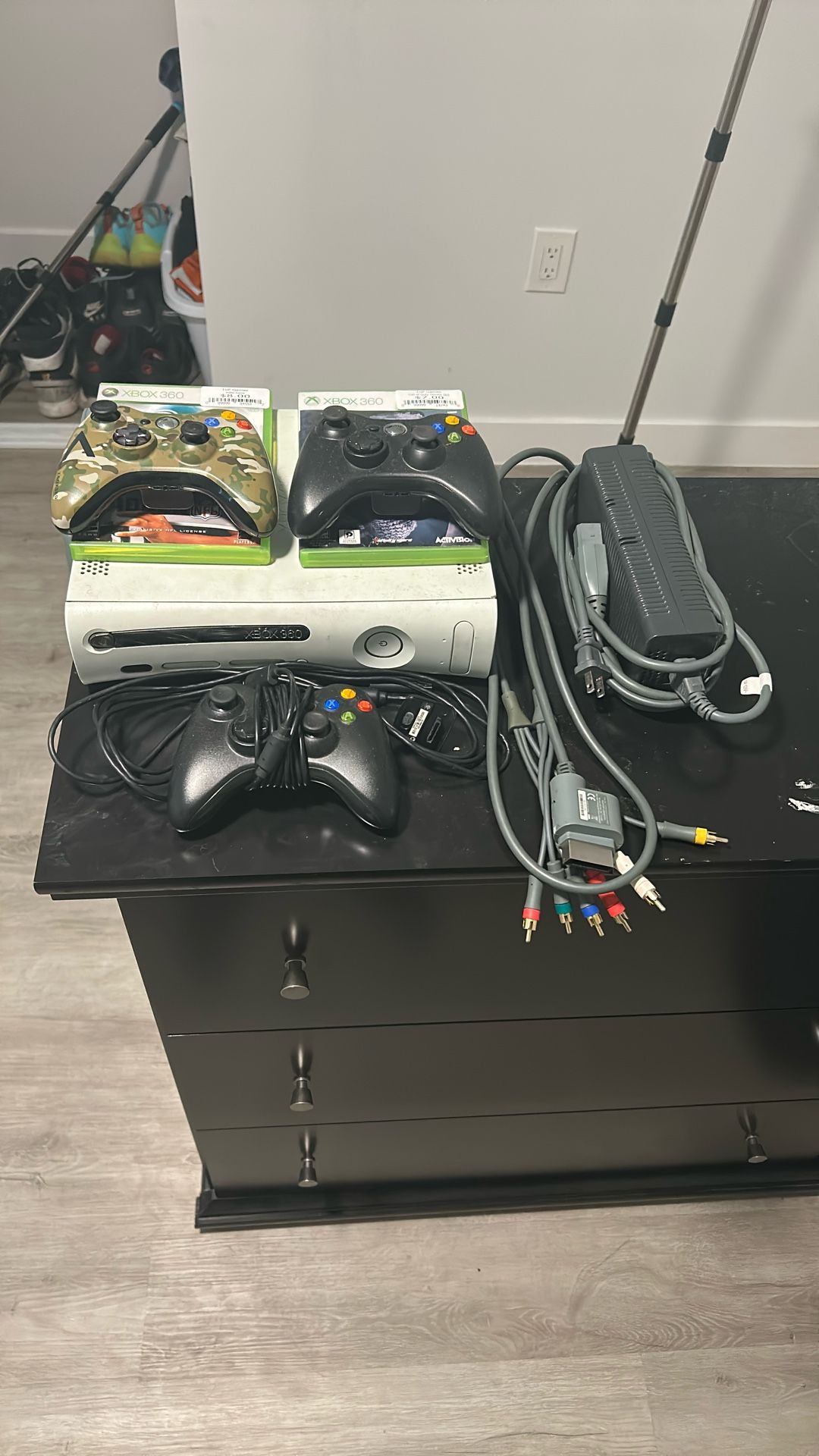 Xbox 360 (3 Controllers, 2 Games)
