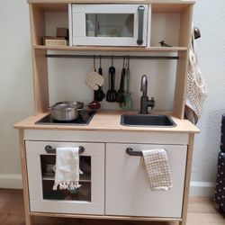 Ikea Play Kitchen like new, with pots and food included 