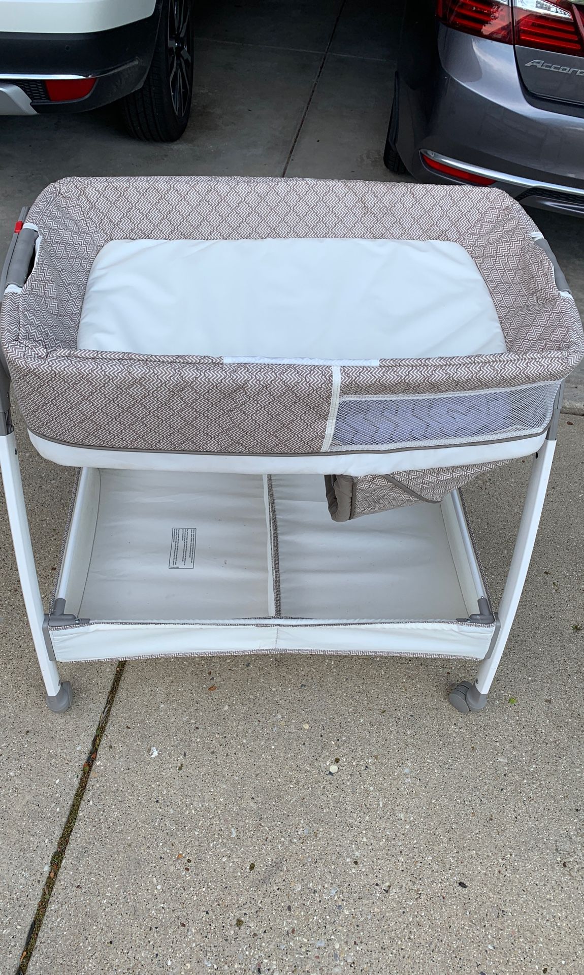 Graco vibrating bassinet/Changing Table