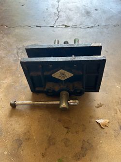 Workbench vise