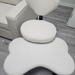 Ergonomic Crossed Legged Swivel Chair 