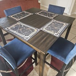 TABLE SET + CHAIRS AND RUG