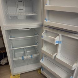 Refrigerator, Like New, 18 Cu. Ft