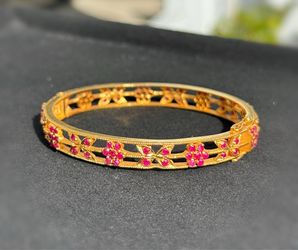 Antique Jewelry 22k solid Yellow Gold ruby stones 4.00CTW flower 🌺 butterfly 🦋 bangle 8.00” 28.80 grams 8.00mm