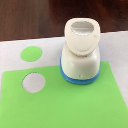 Recollections 1.5 inch scalloped Circle Scrapbooking Lever Paper Punch