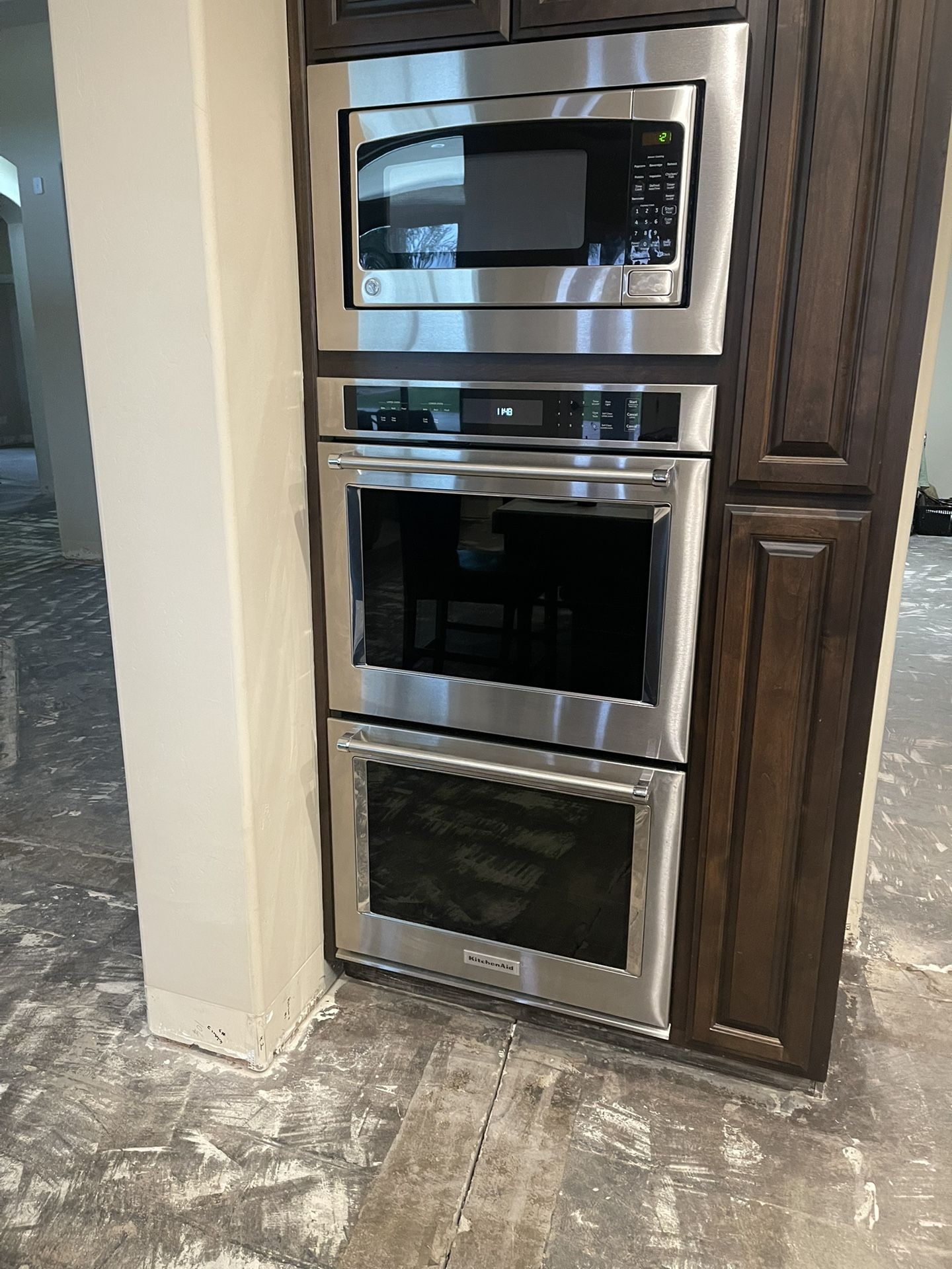Two Ovens Microwave And Stove Top