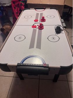 Air hockey table