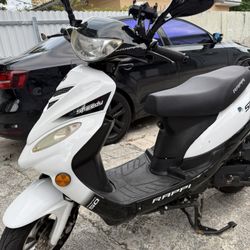 Scooter 50 cc año 2024  / 1,571 millas