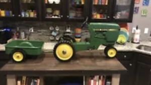 Photo Vintage John Deer pedal tractor and trailer