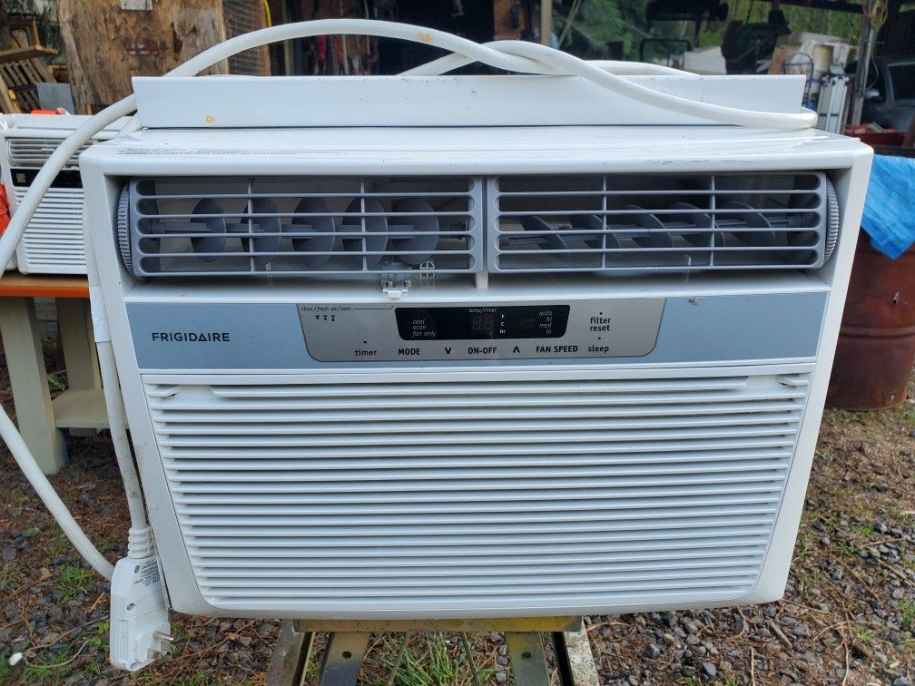 Frigidaire 12000 BTU AC Unit