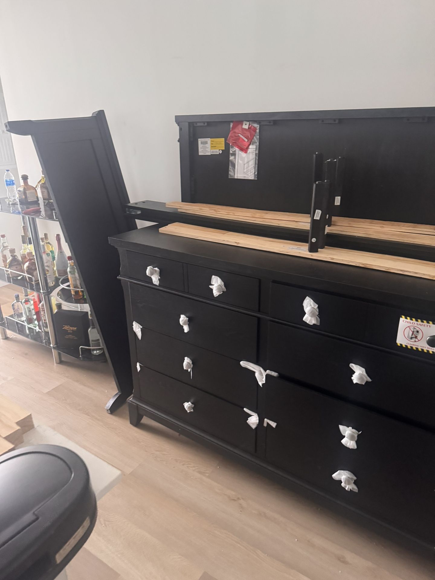 OFERTA! BEDROOM FRAME + DRESSER & MIRROR