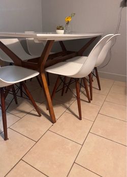 Estoy vendiendo esta mesa con 6 sillas