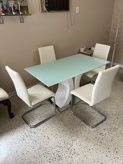 Comedor blanco con 4 sillas
