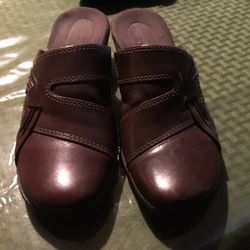 2 Pair CLARK’s Ladies Shoes. Red And Brown.   Leather.       Size 6M.    Excellent Condition.    Reduced  $7 Each