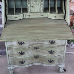 Vintage Dresser With Key 
