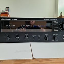 FISHER  CA-880  VINTAGE INTEGRATED  STEREO  AMPLIFIER. 