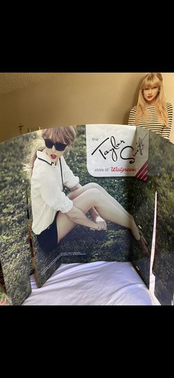 2 Taylor Swift 2012 cardboard cutout and one 2012 calendar !!