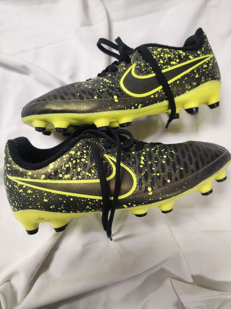 Nike SOCCER cleats Sz 5