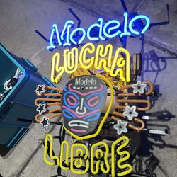 Modelo Lucha Neon Sign