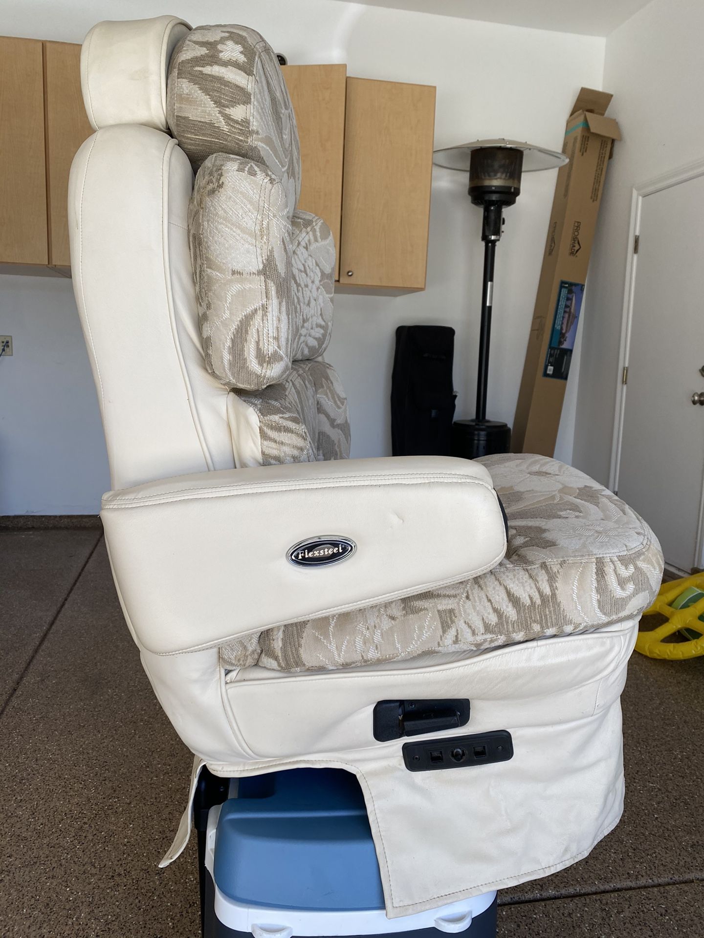 Flexsteel RV Captains Chair Set “Greeley” model 545