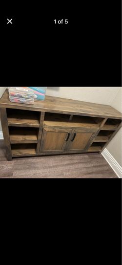 Tv stand/entertainment center