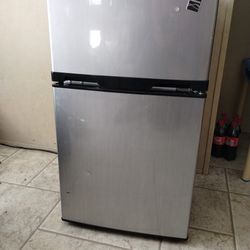 Mini Refrigerator/Freezer 