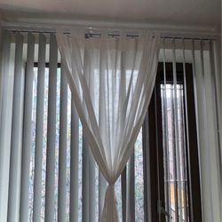 Adjustable curtain rod