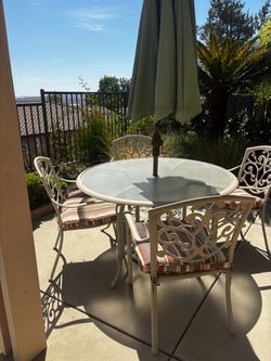 Outdoor patio table and 4 chairs.