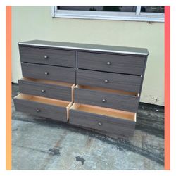8 drawers dresser/ Eight drawers dresser