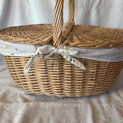 Wicker basket with cloth lining