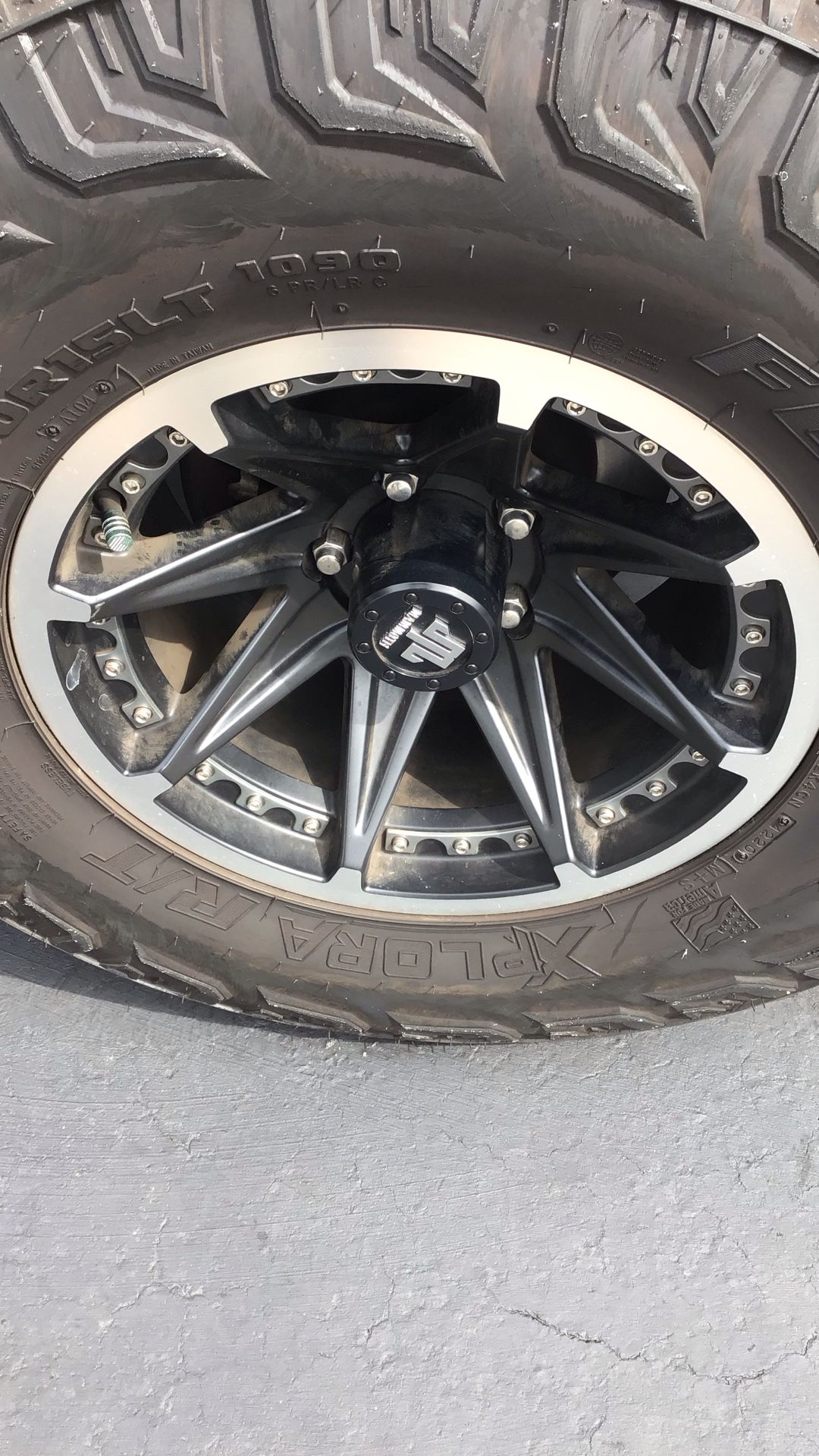 Jeep Wrangler Rims & Tires. 5tires
