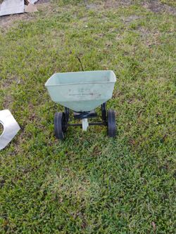 Pull behind fertilizer spreader