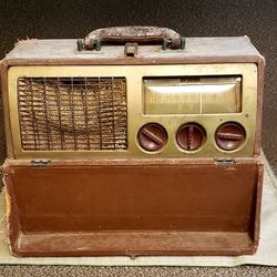 MCM 1950s Montgomery Ward Airline 15BD7 Tweed Tube AM Radio Made in 1955 10in x 6in x 13in closes up completely resembling mini antique suitcase love 