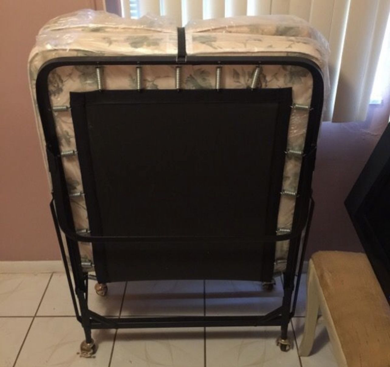 Roll Away Bed Used Well Built Heavy Frame 60$