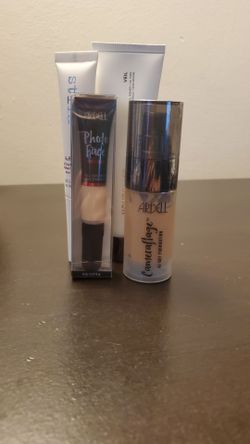 Makeup set.