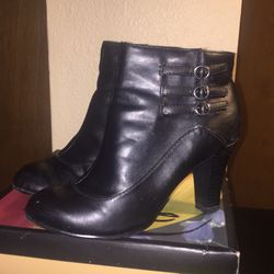 Women’s Predictions Black ankle high heel boot