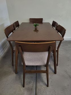 Table 6 Chairs Great Condition