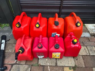Tanques para Gasolina de 5 y 2 galones x 12 $ y 7$ cada uno 12
