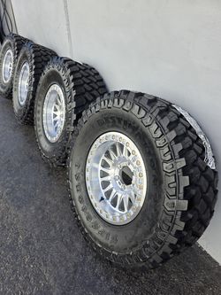 17" KM444  beadlocks w- 35" Firestone Tires