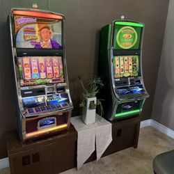 Working Wizard Of Oz And Willy Wonka Slot Machines With Stand And Stools